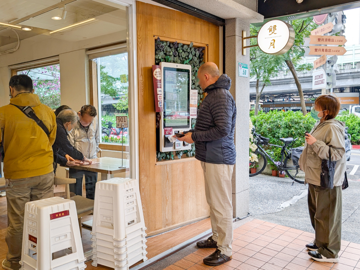 自助點餐機導入ROI試算：人力成本節省加AI推薦客單增益，中型店平均6至10個月損益兩平