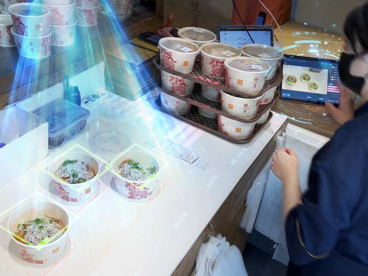 AI 影像辨識出餐以投影亮框自動分組同一訂單品項，並確保品項、數量與品質