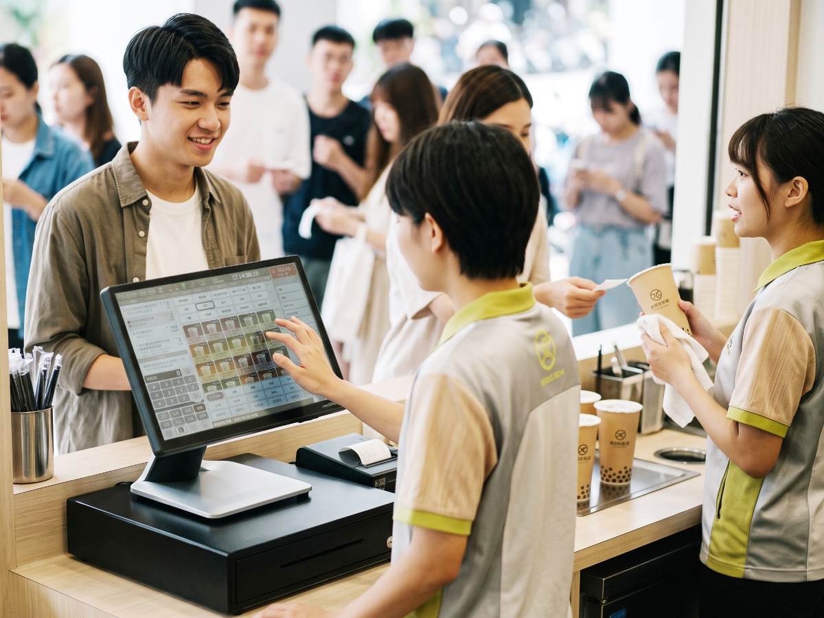 飲料店 POS 系統示意：手搖飲客製計價、甜度冰塊加料一鍵下單