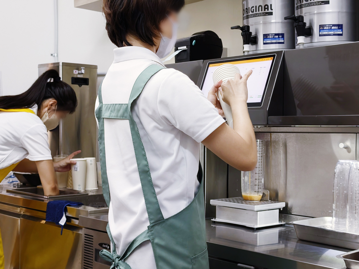 POS 串接智能奶茶機：掃碼定量出料、10 秒出杯、自動扣原料產出報表
