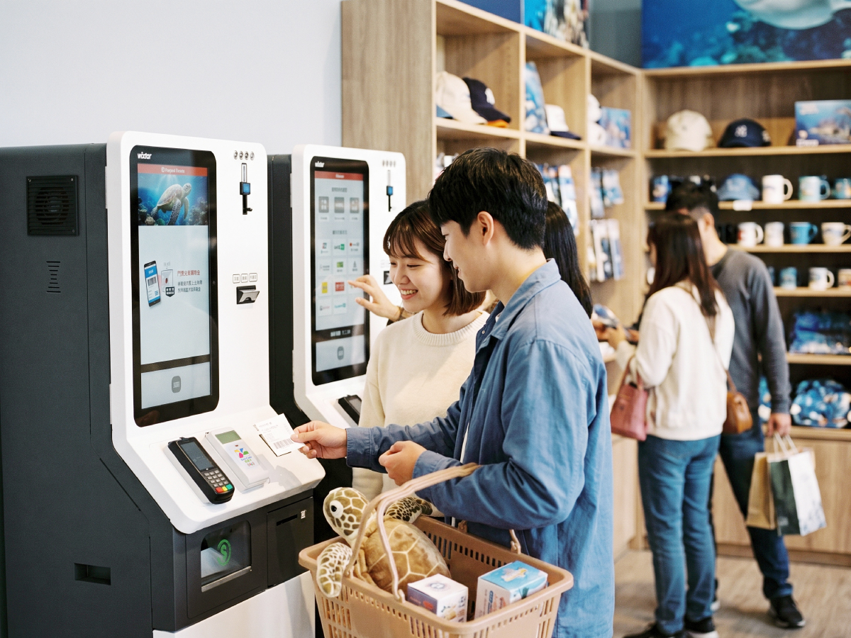 觀光工廠導入自助機前後效益對照：入口售票、園區餐飲、紀念品結帳分流與二次消費提升